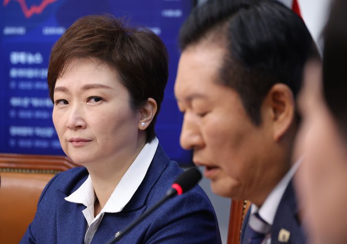 더불어민주당 이언주 최고위원(왼쪽)이 지난 2일 국회에서 열린 최고위원회의에서 정청래 대표의 발언을 듣고 있다. ⓒ연합뉴스