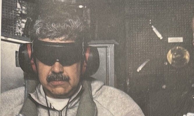 도널드 트럼프 미국 대통령이 지난달 3일(현지시간) 미군이 기습적인 군사 작전으로 체포한 니콜라스 마두로 베네수엘라 대통령의 근황 사진을 사회관계망서비스(SNS) 트루스소셜에 공개했다. ⓒ 트럼프 트루스소셜 계정