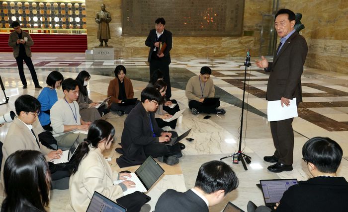 김석기 국민의힘 의원이 26일 오후 서울 여의도 국회 로텐더홀에서 기자회견을 열고, 대구와 부산 지역 출마설이 돌고 있는 한동훈 전 대표에게 