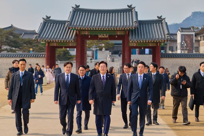 이재명 대통령이 12일 서울 종로구 경복궁에서 강훈식 비서실장, 홍익표 정무수석 등 참모진과 오찬을 마친 뒤 산책을 하고 있다. ⓒ청와대