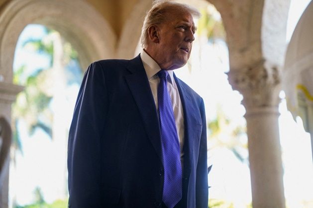 도널드 트럼프 미 대통령이 1일(현지시간) 미 플로리다주 팜비치에서 열린 댄 사카비노 백악관 부비서실장 결혼식에 참석해 기자들의 질문에 답하고 있다. ⓒ 로이터/연합뉴스