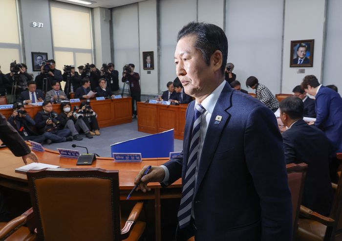 더불어민주당 정청래 대표가 2일 국회에서 열린 최고위원회의를 마친 후 회의장을 떠나고 있다. ⓒ연합뉴스