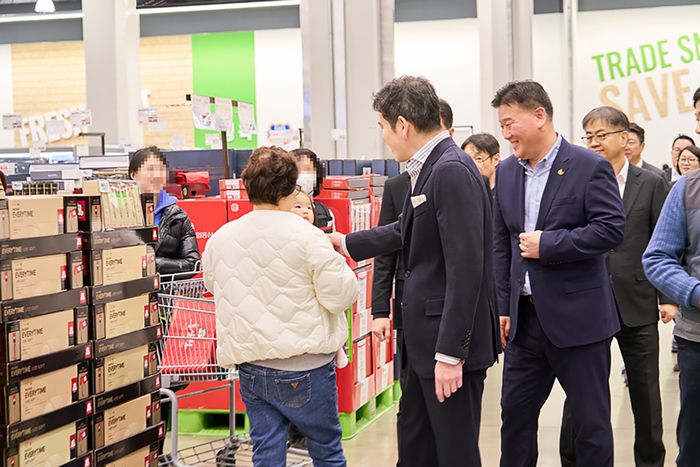 설 연휴를 일주일 앞둔 지난 9일 인천 트레이더스 구월점을 찾은 정용진 신세계그룹 회장이 설 선물세트 코너에서 고객과 인사를 나누고 있다.ⓒ신세계그룹