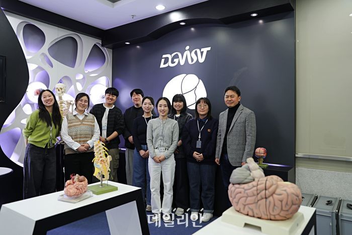 대구경북과학기술원 뇌과학과 오용석 교수팀이 기념촬영을 하고 있다.ⓒDGIST