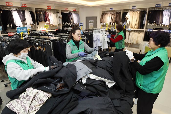 정부가 고가의 정장형 교복을 단계적으로 폐지하고, 실용적인 생활복 전환을 유도하겠다고 밝히자 학부모들은 환영의 목소리를 냈다. 사진은 광주 북구의 