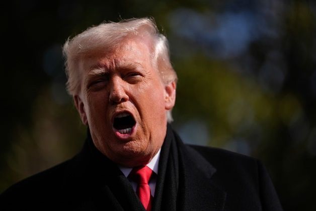 도널드 트럼프 미국 대통령이 지난달 27일 미 워싱턴DC 백악관 사우스론(남쪽 잔디밭)에서 전용 헬기인 마린원에 탑승하기 전 취재진과 대화하고 있다. ⓒ EPA/연합뉴스