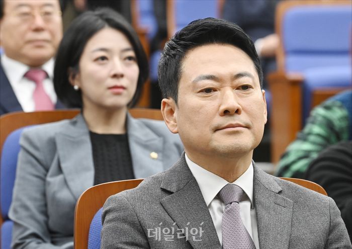 국민의힘 장동혁 대표와 배현진 의원이 23일 국회에서 열린 국민의힘 의원총회에 참석하고 있다. ⓒ데일리안 홍금표 기자