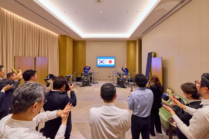 이재명 대통령이 다카이치 사나에 일본 총리와 함께 1월 13일(현지 시간) 일본 나라현 회담장에서 일본 측이 마련한 푸른색 유니폼을 함께 착용하고 일본의 대표적인 악기 브랜드인