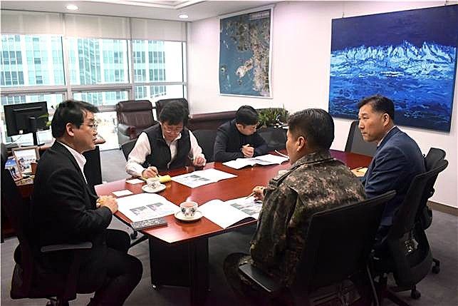 배준영(왼쪽) 의원이 최근 국회의원 회관에서 해군본부 관계자들과 대청도 옛 해군기지 철거와 관련 회의를 하고 있다. ⓒ배준영 의원실 제공