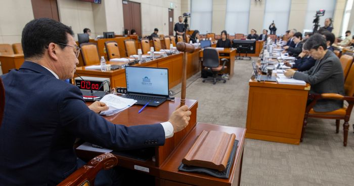 국회 행정안전위원회 신정훈 위원장이 23일 국회에서 열린 행안위 전체 회의에서 여당 주도로 상정된 국민투표법을 처리하고 있다. 이날 행안위 전체 회의에서 국민의힘은 여당 주도의 국민투표법 강행 처리에 반대해 표결에 불참했다. ⓒ연합뉴스