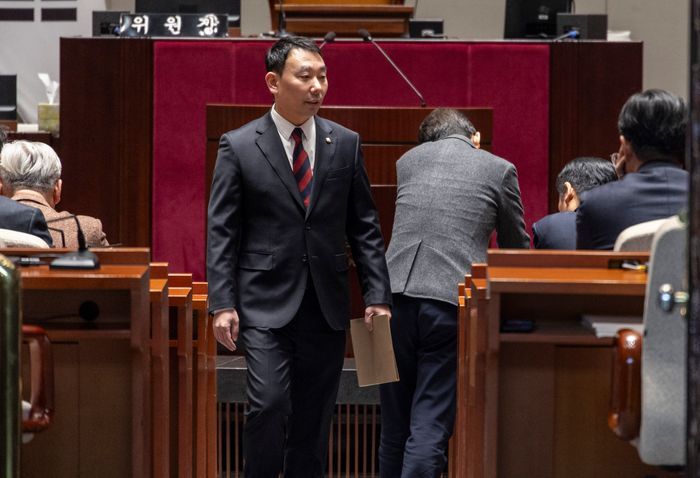 더불어민주당 법사위 간사인 김용민 의원이 25일 국회에서 열린 비공개 의원총회에 참석해 이동하고 있다. ⓒ연합뉴스