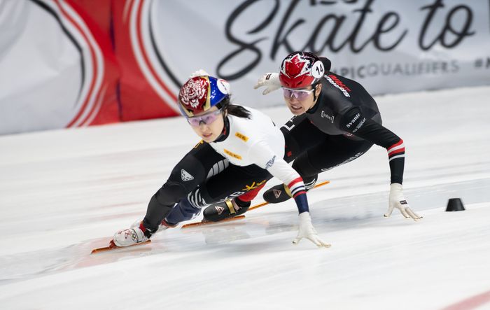 최민정과 경쟁하는 코트니 사로. ⓒ Xinhua=뉴시스
