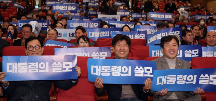 김용 전 민주연구원 부원장이 지난 12일 의원회관에서 열린 자신의 저서