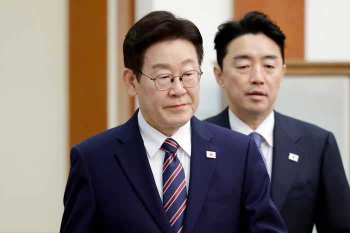 이재명 대통령이 지난 12일 청와대에서 열린 수석보좌관회의에 입장하고 있다. ⓒ 뉴시스