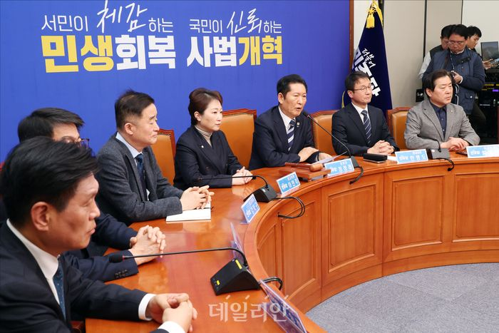 정청래 더불어민주당 대표가 19일 오후 국회에서 윤석열 전 대통령의 내란 우두머리 혐의 1심 재판 무기징역 선고 관련 입장을 밝히고 있다. ⓒ데일리안 홍금표 기자