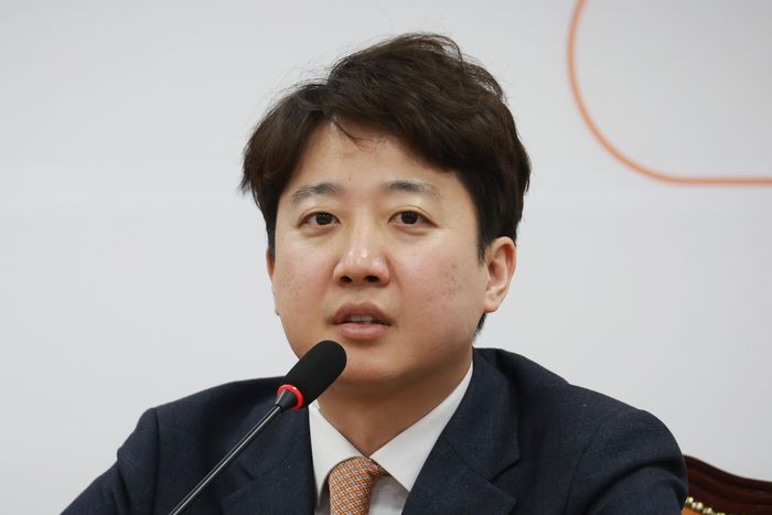 이준석 개혁신당 대표가 지난 4일 서울 여의도 국회에서 이석연 국민통합위원장을 만나 인사말을 하고 있다. ⓒ 뉴시스