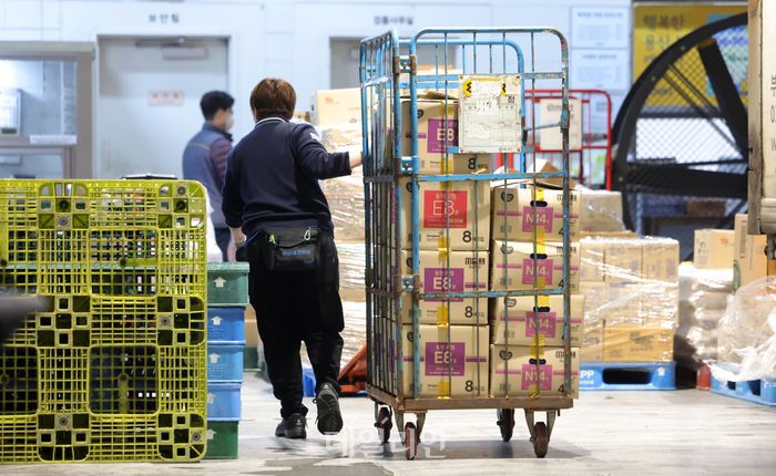 서울 시내 한 대형마트 하역장에서 직원들이 업무를 보고 있다.ⓒ뉴시스