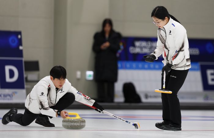 컬링 믹스더블 대표팀 김선영과 정영석이 7일 충북 진천 국가대표선수촌에서 열린 밀라노코르티나 동계올림픽 D-30 미디어데이에서 훈련하고 있다. ⓒ 뉴시스