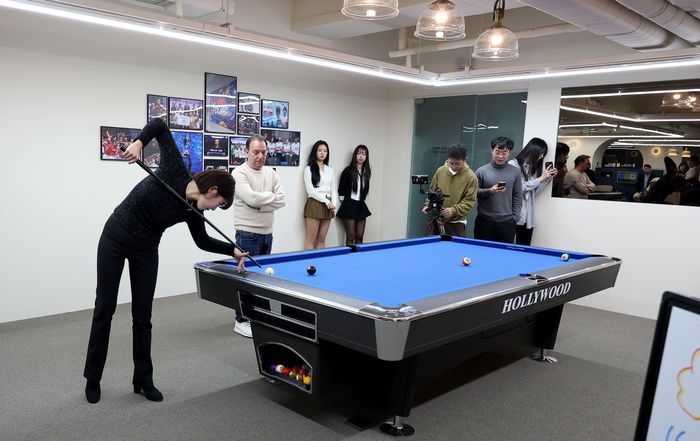 김가영이 5일 진행한 PBA 라운지 플래그십 스토어에서 포켓볼을 치고 있다. ⓒ PBA