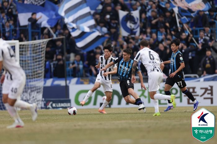 인천 유니폼을 입고 그라운드에 나선 이청용. ⓒ 한국프로축구연맹
