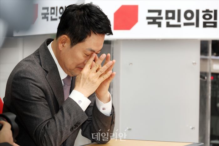 장동혁 국민의힘 대표가 지난 23일 오후 서울 여의도 국민의힘 중앙당사에서 열린 국민의힘 제9회 전국동시지방선거 중앙당 공천관리위원회 공천 혁신 서약식에서 생각에 잠겨 있다. ⓒ데일리안 홍금표 기자