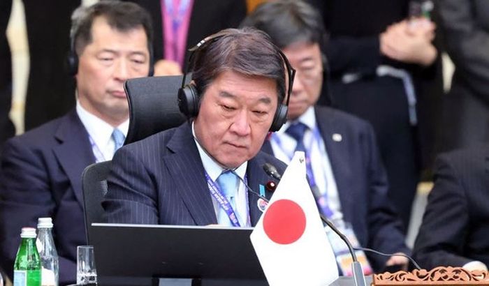 모테기 도시미쓰 일본 외무상이 지난해 10월 27일 말레이시아 쿠알라룸푸르 컨벤션 센터에서 열린 아세안+3(한·중·일) 정상회의에 참석해 연설을 경청하고 있다. ⓒ 뉴시스