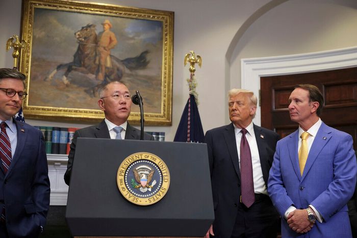 정의선 현대차그룹 회장이 지난해 미 워싱턴 백악관 루즈벨트룸에서 210억 달러 규모의 대미 투자 계획을 발표하고 있다. ⓒAP=연합뉴스