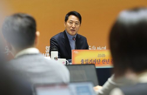 오세훈 서울시장이 10일 오전 서울 시청청사에서 열린 신년 기자간담회에서 답변을 하고 있다.ⓒ연합뉴스
