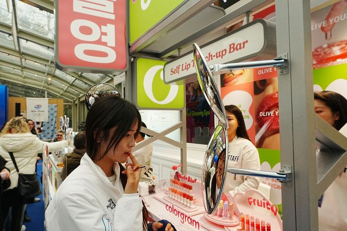 최가온이 코리아하우스에서 후원사 CJ의 부스들을 방문해 즐거운 시간을 보냈다. ⓒ CJ