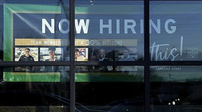 미국 동북부 일리노이주의 한 식료품점에 구인 포스터가 게시돼 있다. ⓒAP/연합뉴스