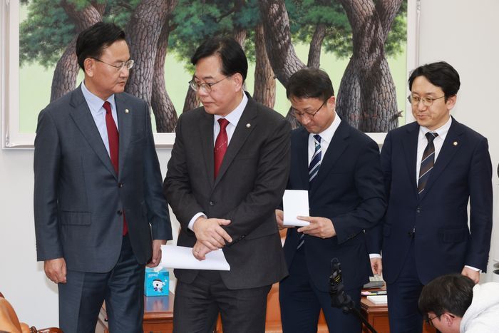 한병도 더불어민주당 원내대표와 송언석 국민의힘 원내대표가 4일 오후 국회에서 대미투자특별법 처리 관련 합의문을 발표한 뒤 자리를 나서고 있다. 왼쪽부터 유상범 국민의힘 원내운영수석부대표, 송 원내대표, 한 원내대표, 천준호 민주당 원내운영수석부대표 ⓒ뉴시스