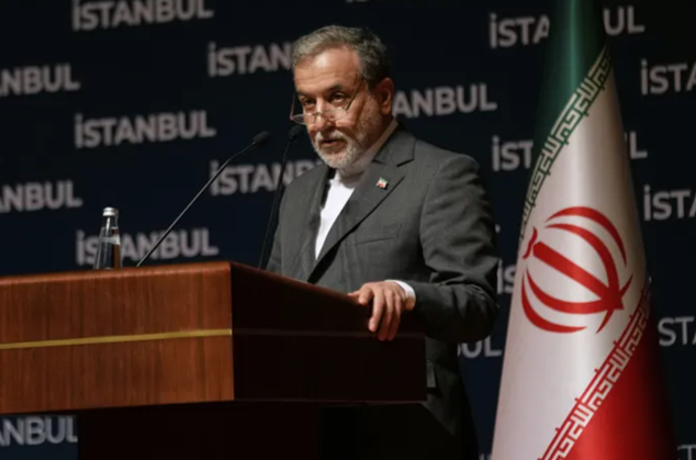 압바스 아락치 이란 외무장관이 지난해 6월 22일 튀르키예 이스탄불에서 기자 회견을 진행하고 있다. ⓒAP/연합뉴스
