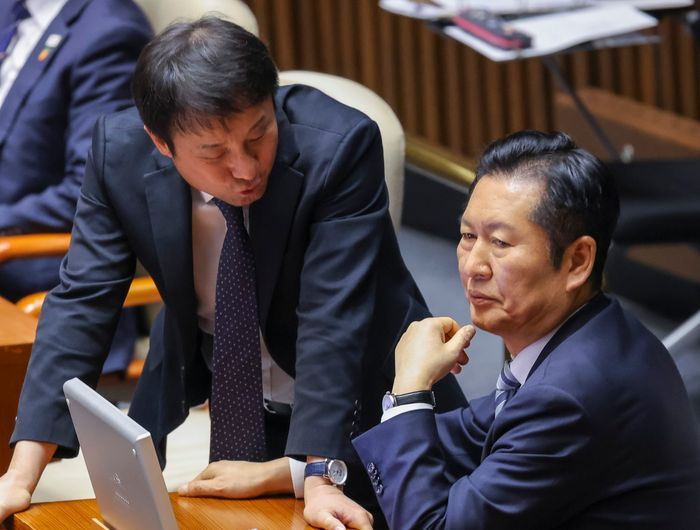 더불어민주당 정청래 대표와 한병도 원내대표가 지난 25일 국회에서 열린 2월 임시국회 8차 본회의 도중 심각히 대화하고 있다. ⓒ연합뉴스