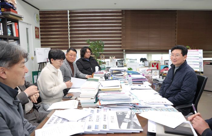 이상일 용인시장이 13일 특별대책지역 수질보전정책협의회 임원진과 간담회를 갖고 있다. ⓒ용인시 제공