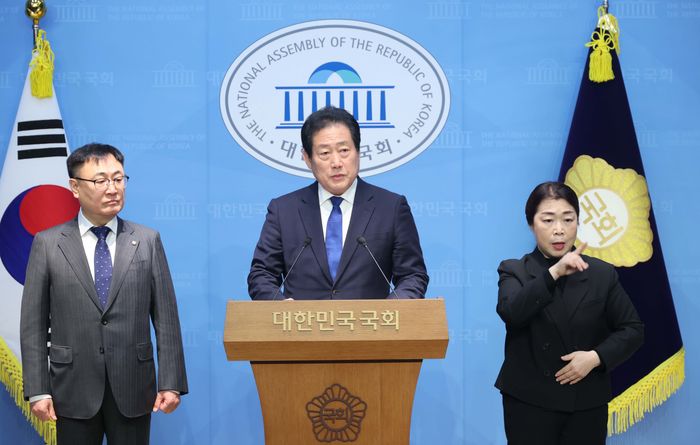 김문수 더불어민주당 의원(왼쪽)과 유동철 부산 수영구 지역위원장 ⓒ뉴시스