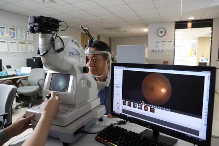 40대 이후부터는 눈에 별다른 증상이 없어도 1년에 한 번씩 안저검사를 받는 것이 권고된다. ⓒ김안과병원