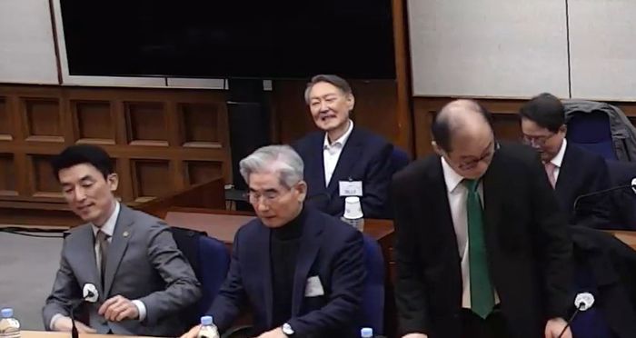 윤석열 전 대통령이 지난 19일 서울 서초구 서울중앙지방법원에서 열린 12·3 비상계엄 관련 내란 우두머리 혐의 1심 선고공판에 출석해 있다. ⓒ서울중앙지방법원