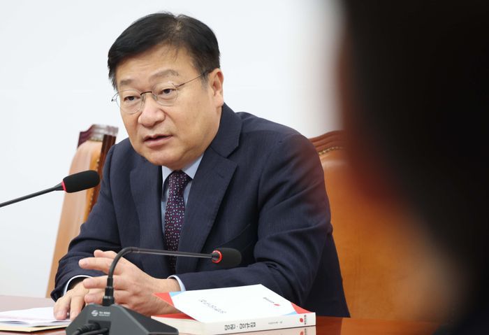 정점식 국민의힘 정강정책 및 당헌당규개정 특별위원회 위원장이 5일 오후 국회에서 열린 당헌당규개정 관련 기자간담회에서 취재진의 질문에 답변하고 있다. ⓒ뉴시스