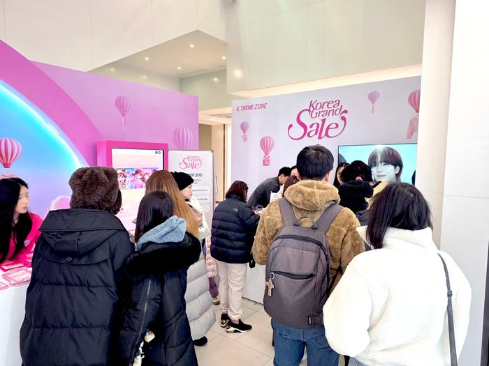 신라면세점이 지난 20일부터 22일까지 서울 명동 눈스퀘어 1층 외국인 전용 웰컴센터에서 운영한 ‘2026 코리아그랜드세일’ 연계 홍보부스에 외국인 고객들이 몰려 있다.ⓒ신라면세점