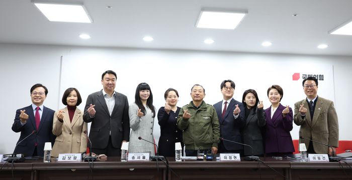 이정현 공천관리위원장이 20일 국민의힘 중앙당사에서 열린 제9회 전국동시지방선거 중앙당 공천관리위원회 제1차 회의에서 참석자들과 기념촬영을 하고 있다. ⓒ뉴시스