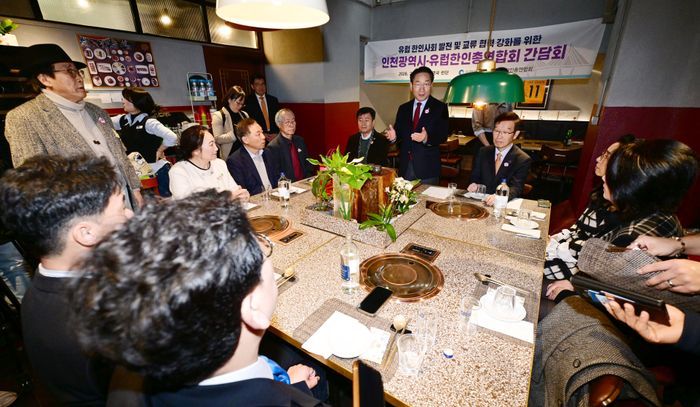 유정복(가운데) 인천시장이 23일(현지시간) 영국 런던에서 유제헌(오른쪽)유럽한인총연합회 명예회장 및 연합회 임원들과 간담회를 갖고 있다.ⓒ인천시 제공