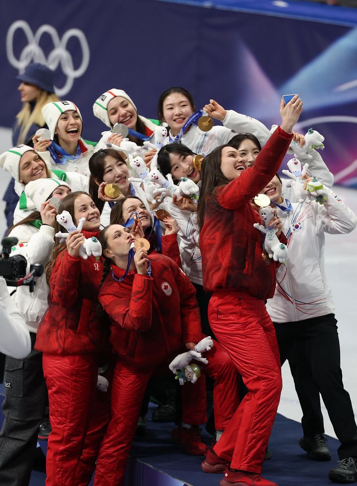 여자 계주 시상대에 오른 한국, 이탈리아, 캐나다. ⓒ 연합뉴스