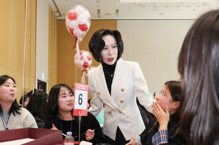 지난 7일 잠실 SKY31 컨벤션 컨퍼런스룸에서 열린 ‘2026년 롯데재단 동문 홈커밍데이’에서 롯데장학재단 장혜선 이사장이 장학생들과 이야기를 나누고 있다.ⓒ롯데장학재단