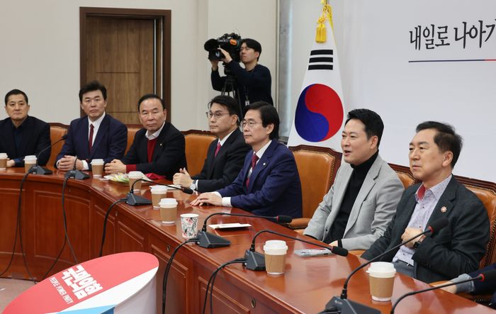 장동혁 국민의힘 대표와 중진의원들이 26일 오전 국회에서 면담을 하고 있다. ⓒ뉴시스