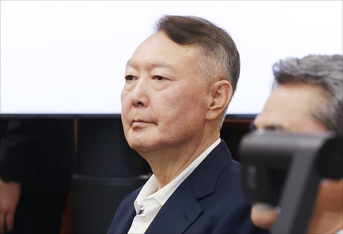 윤석열 전 대통령이 지난해 9월 26일 오전 서울 서초구 서울중앙지방법원에서 열린 특수공무집행방해 및 직권남용, 권리행사방해 등 혐의 사건 첫 공판에 출석해 있다. ⓒ사진공동취재단