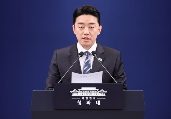 강훈식 청와대 비서실장이 11일 청와대 기자회견장에서 이재명 대통령과 여야 양당 대표 오찬 회동에 관해 발표하고 있다. ⓒ연합뉴스