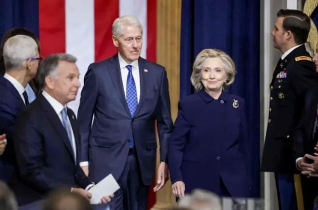 빌 클린턴(왼쪽 세번째) 전 미국 대통령과 힐러리 클린턴(오른쪽 두번째) 전 국무장관이 지난해 1월20일 미 워싱턴DC 국회의사당 중앙홀(로툰다)에서 열린 도널드 트럼프 대통령 취임식에 참석하고 있다. ⓒ AFP/연합뉴스