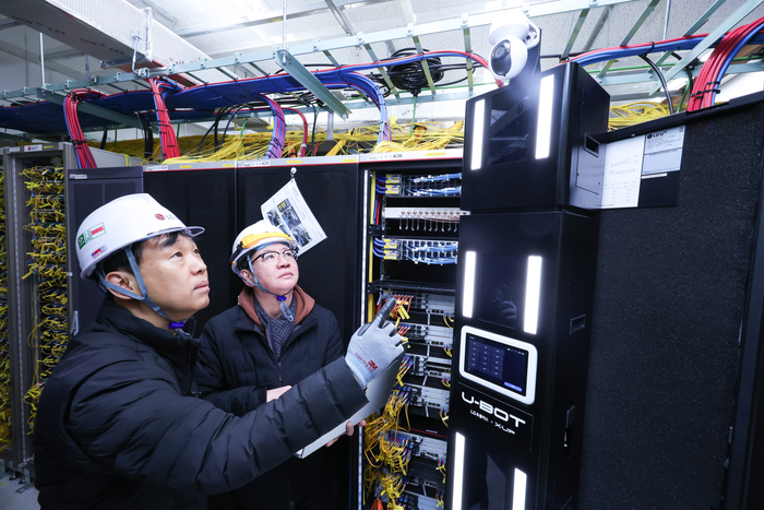 LG유플러스 직원이 AI 자율주행 로봇 ‘U-BOT’을 소개하는 모습.ⓒLG유플러스