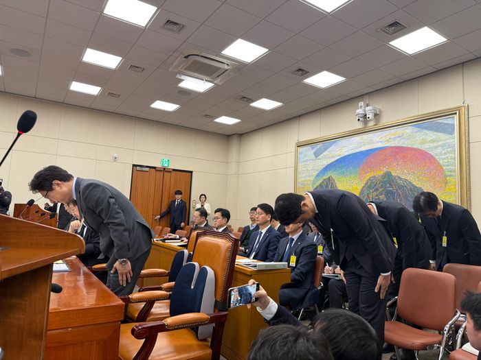 이재원 빗썸 대표가 11일 국회 정무위원회가 주최한 긴급 현안질의에 참석해 고개숙여 사과를 하고 있다.ⓒ데일리안 황지현 기자