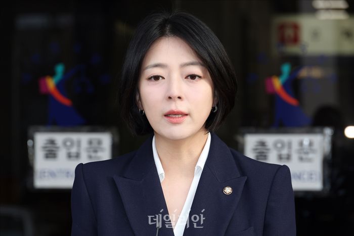 배현진 국민의힘 의원이 지난 20일 오전 서울 양천구 서울남부지방법원에서 국민의힘 중앙당 윤리위원회가 내린 당원권 정지 1년 처분에 대한 징계 효력정지 가처분 신청에 대한 입장을 밝히고 있다. ⓒ데일리안 홍금표 기자